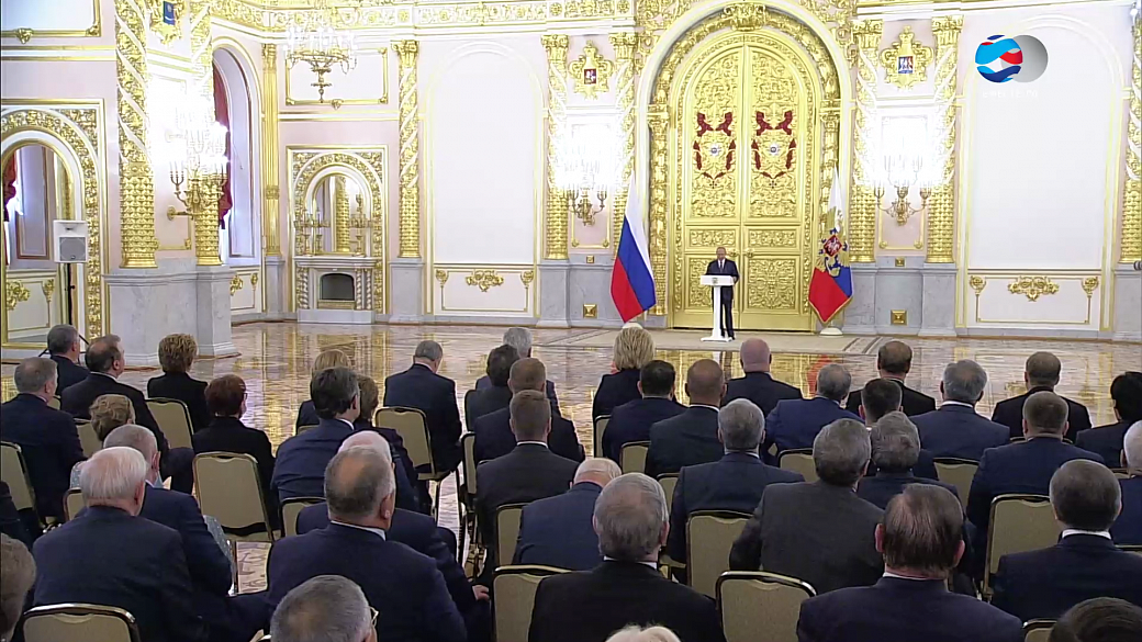 Путин поручил подумать над увеличением размера выплат семьям с детьми