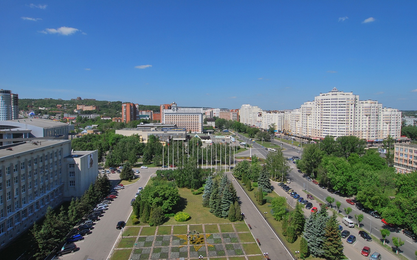Пенза. Вид на городскую администрацию и улицу Пушкина