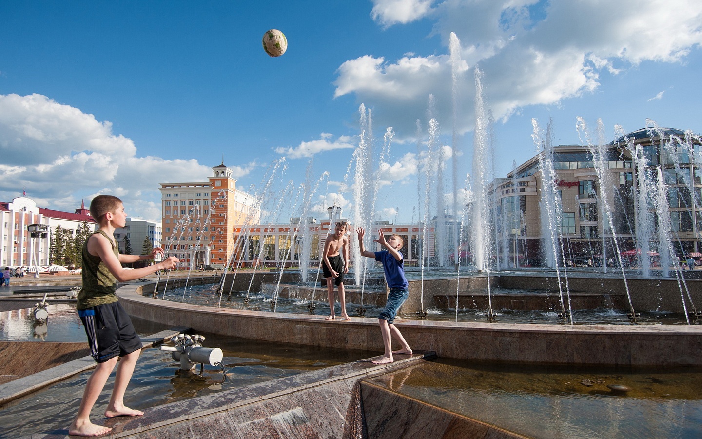 Саранск. Игра в мяч в поющем фонтане "Звезда Мордовии" на площади Тысячелетия