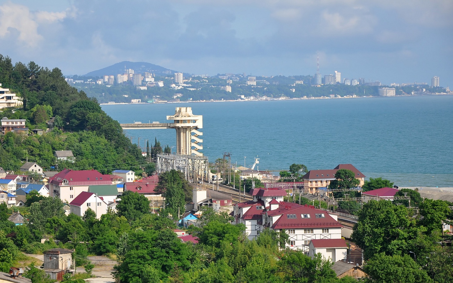 Сочи. Летний пейзаж курортного поселка Дагомыс
