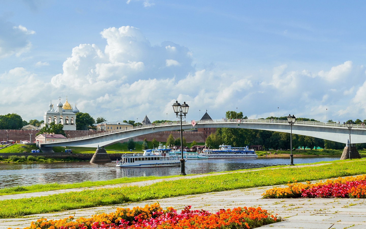 Великий Новгород. Пешеходный мост и вид на Новгородский Кремль