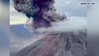 Столб пепла высотой 5 километров: на Камчатке извергается вулкан Карымский