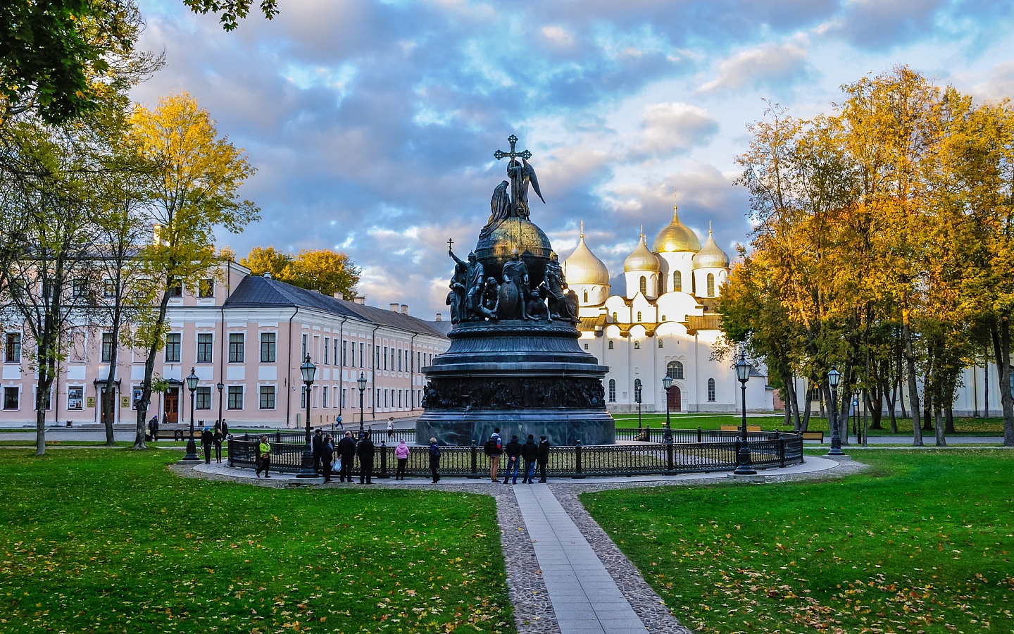 Великий Новгород. Памятник «Тысячелетие России» и Софийский собор